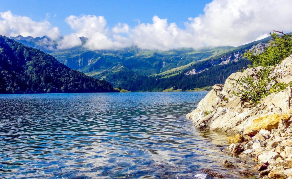 Photo d'un lac de montagne.